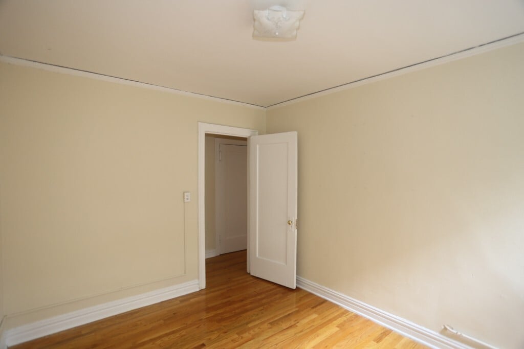 Building Photo - 433 W Roscoe St