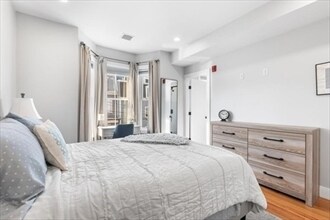 Building Photo - 176 W 7th St