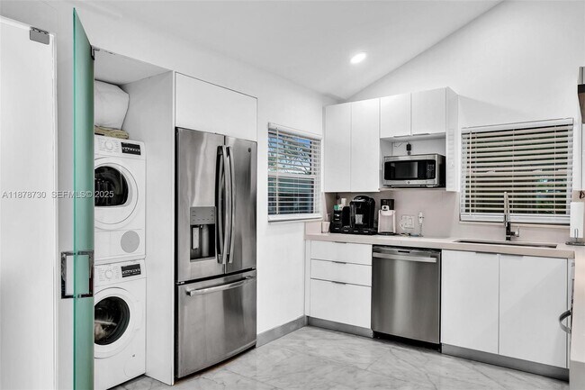 Building Photo - 394 SE 5th Ave