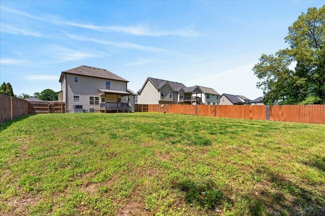 Building Photo - Pet Friendly Three Bedroom!