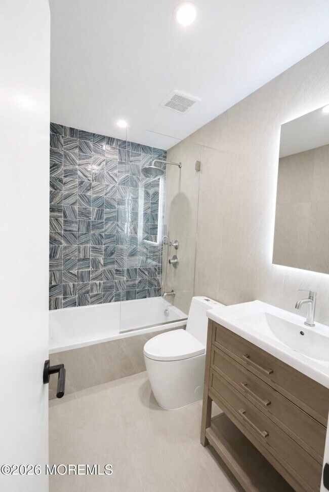 Building Photo - 20 Roslyn Dr