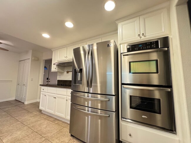 Building Photo - Stunning 5Bd/3.5Ba Home in Laguna Hills with a Pool and Elevator!