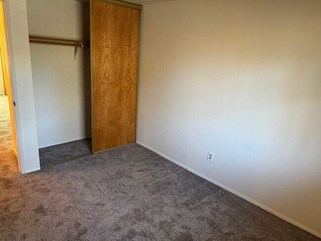 Building Photo - $500 off 1st Rent - Spacious 3 bedroom, 1.5 bathroom Townhouse, Lush Greenspace