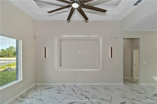 Building Photo - 20 E Sabinal Ave