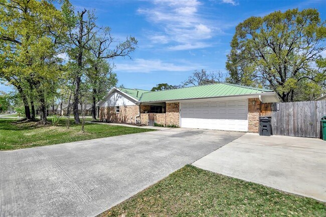 Building Photo - 25802 Maplewood Dr