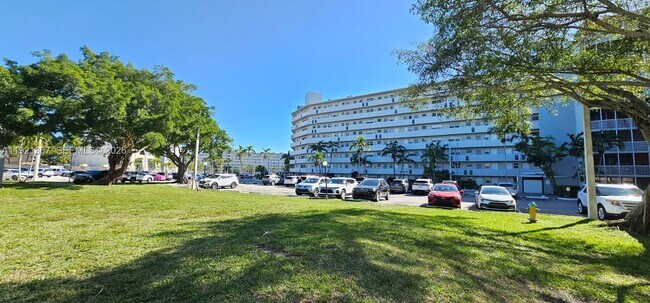 Building Photo - 1670 NE 191st St