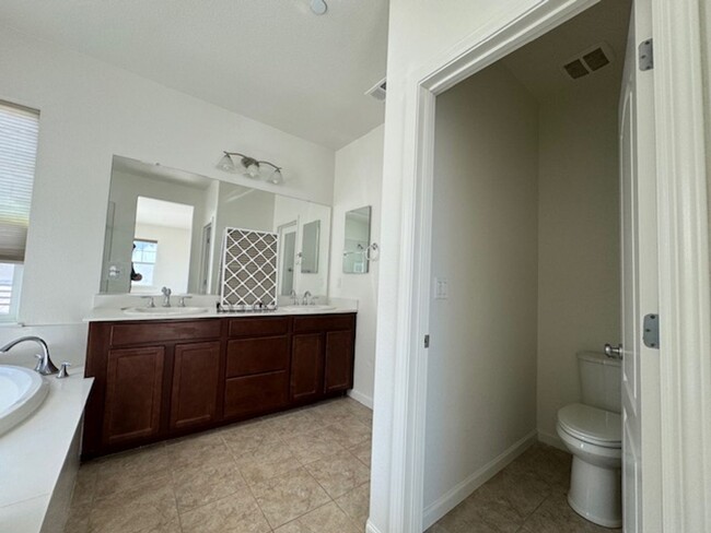 Building Photo - Luxurious 4-Bedroom Home in Gilroy’s Weste...