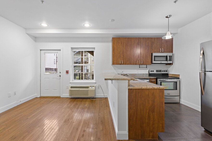 Primary Photo - 415 Jackson St