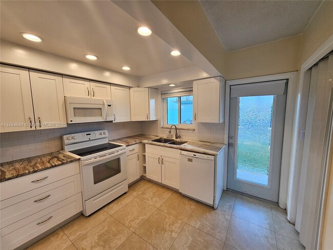 Building Photo - 733 NW 30th Ct