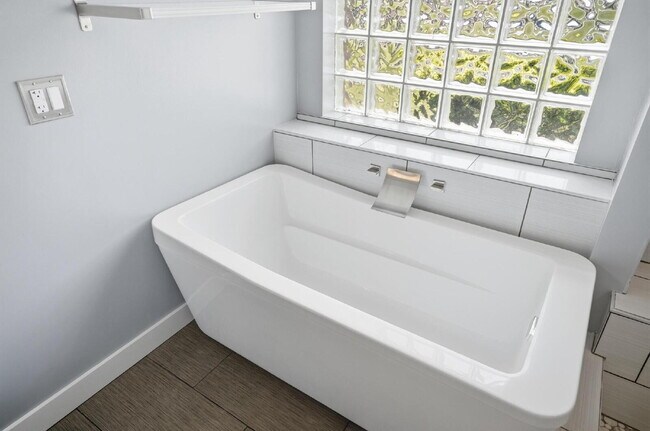 Building Photo - "Charming 3-Bedroom Home with 2 Full Baths and 2032 Sq Ft of Comfort in Palm Coast!"