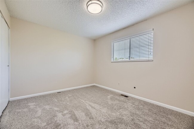 Building Photo - Beautiful townhome in Madison Hill Community-