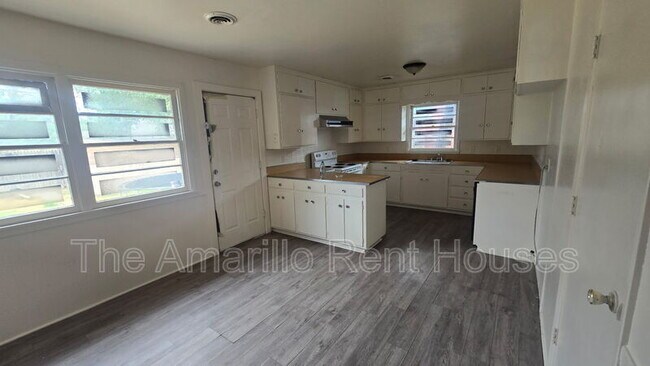 Building Photo - 3300 Fleetwood Dr