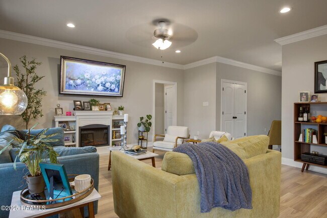 Building Photo - 301 Oak Hill Ln