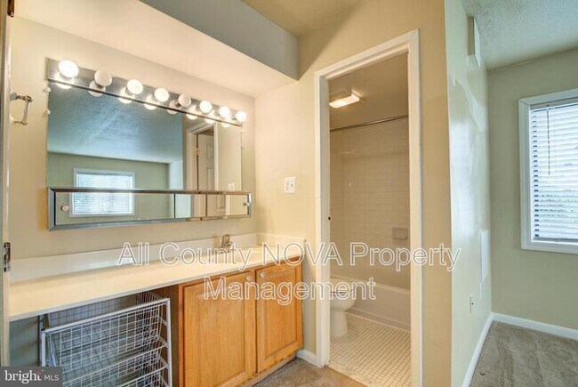 Building Photo - 613 Center St