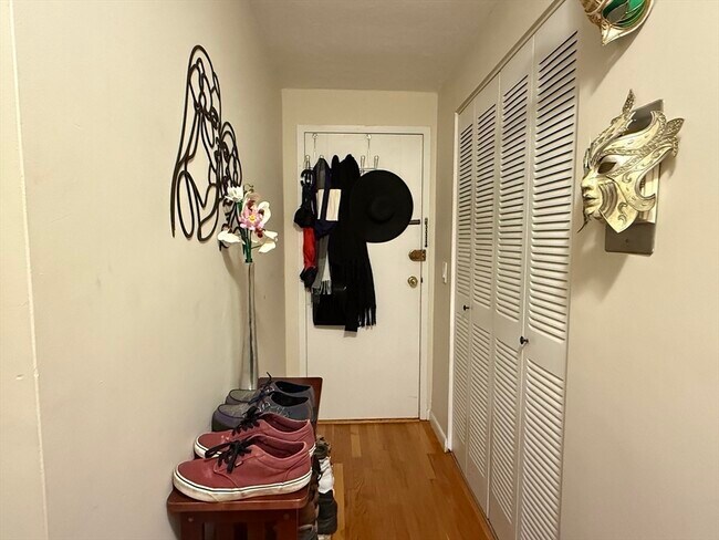 Building Photo - 197 Kent St