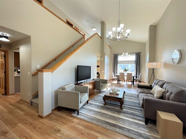 Building Photo - Stetson Hills Spacious Stunner! 4 bed, 3 b...
