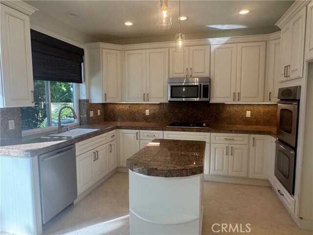 Building Photo - 27935 Hedgeline Dr