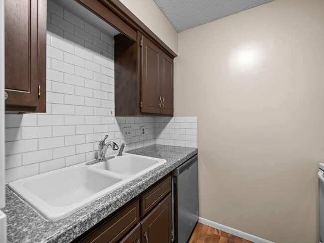 Building Photo - 3 Bedroom Golden Valley Home