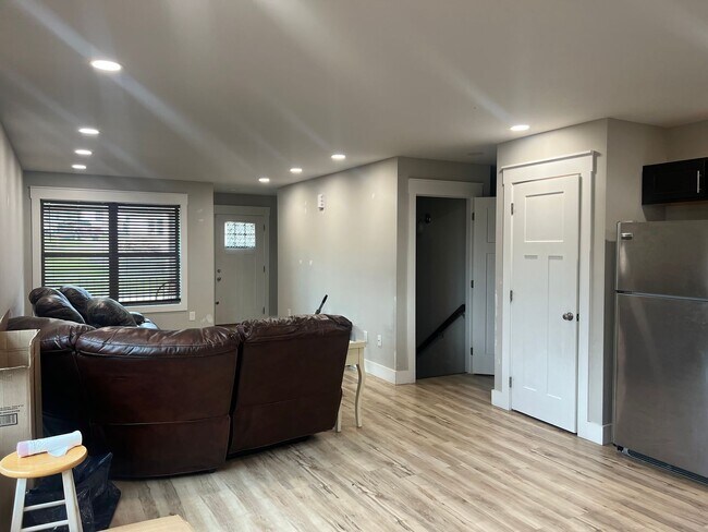 Building Photo - Beautiful home 3 minutes from ETSU!