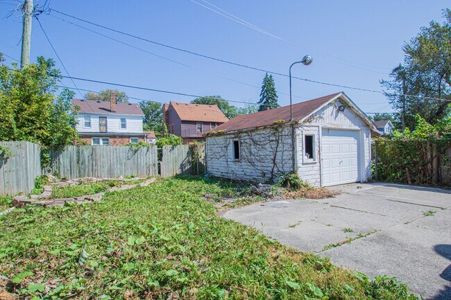 Building Photo - Spacious Three Bedroom home