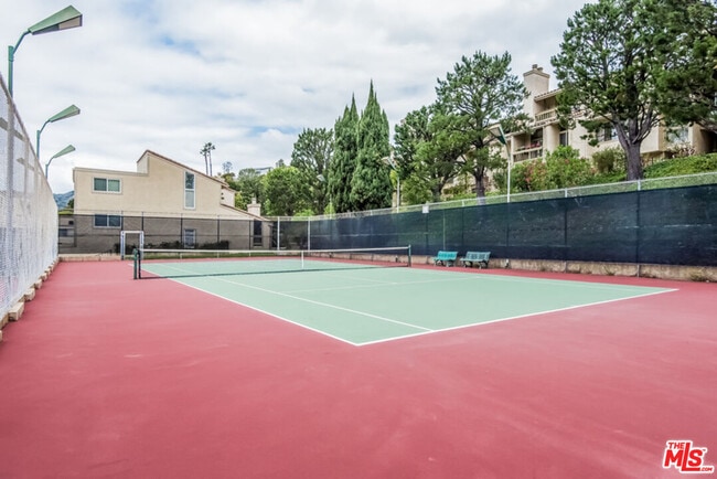 Building Photo - 1656 Palisades Dr