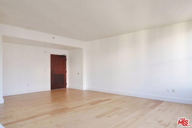 Building Photo - 460 S Spring St