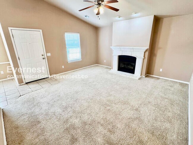 Building Photo - 3 Bed/2 Bath Home with Fenced Yard & Garage / Pet-Friendly / Available Now!