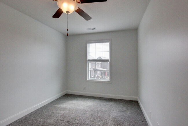 Building Photo - 702 Ellie Nat Dr