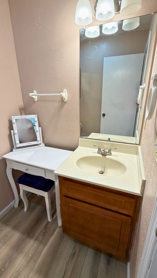 Building Photo - 2 Bedroom Home w/ Flex Room, fenced in yard - Close to base!!