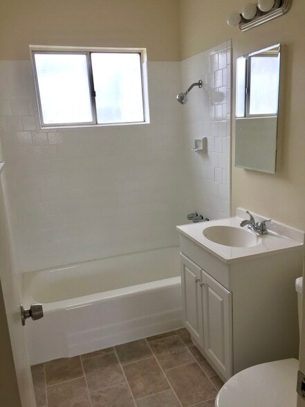 Building Photo - 212 E 8th St