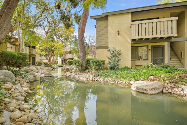 Building Photo - 960 E Bonita Ave