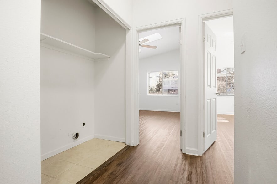 Washer/dryer hookups - 256 W Jefferson Ave