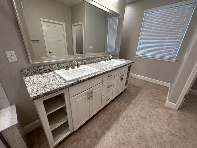 Building Photo - 1561 Osborn Dr