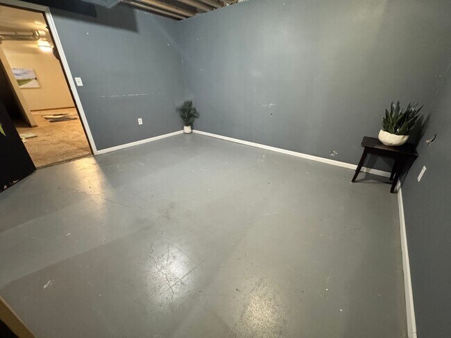 Building Photo - 215 Greenbush Dr