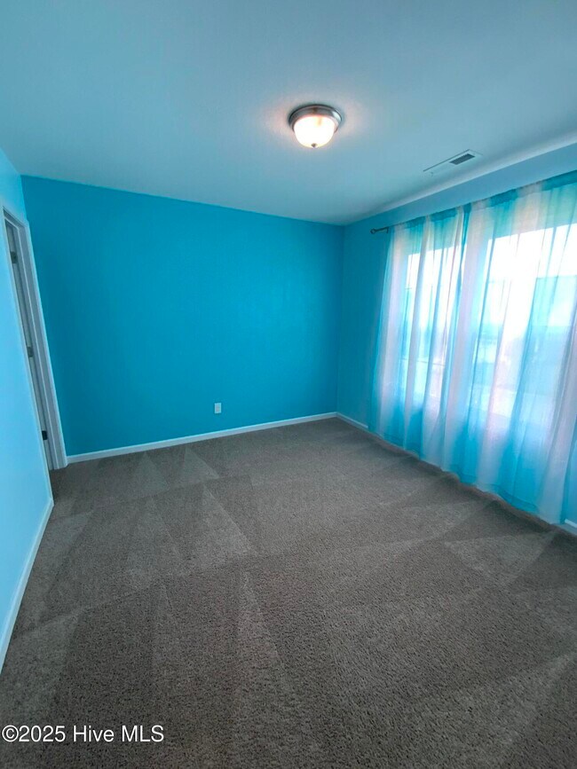 Building Photo - 909 Roswell Ln
