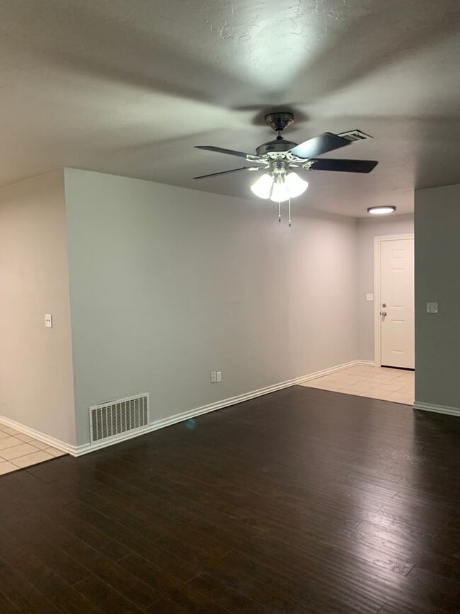 Building Photo - 517 Post Oak Ln