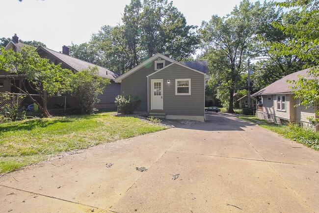 Building Photo - Beautiful remodeled 2 BR home