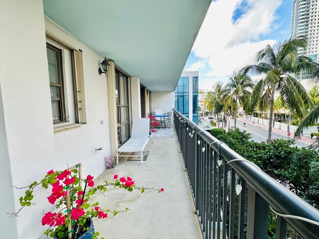 Building Photo - 1800 Collins Ave