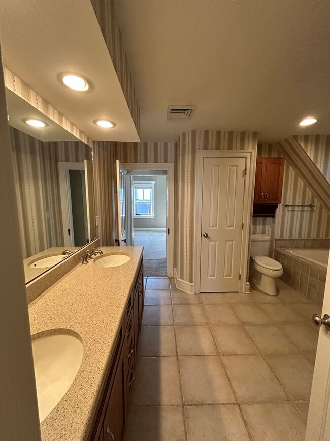 Building Photo - Beautiful, Large 4 Bedroom 1.5 Bath Home in Lancaster with Yard!