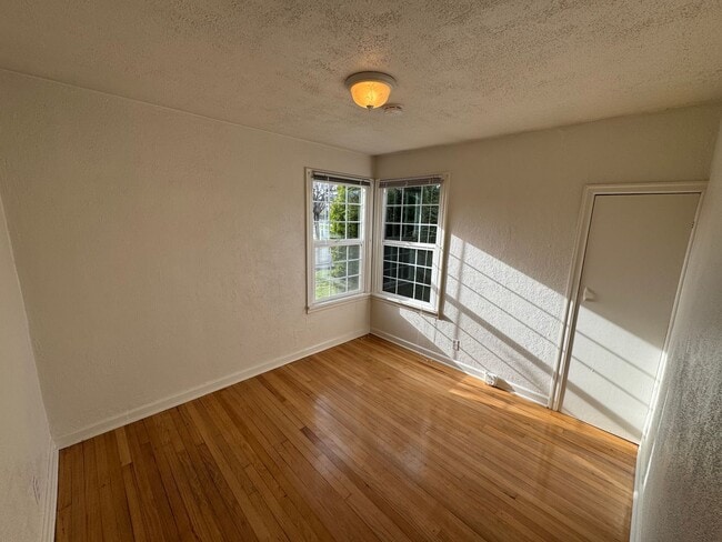 Building Photo - 2 Bedroom ~ 1 Bathroom House in SW Corvallis