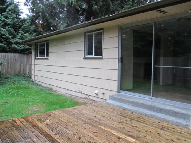 Building Photo - Edmonds Pine Park Tri-Level