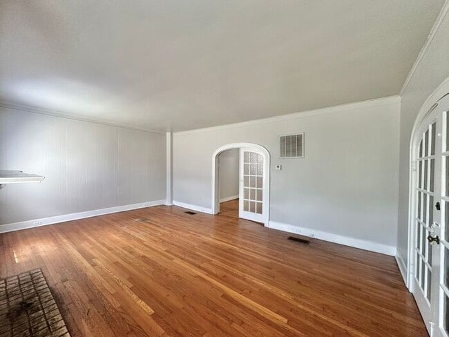Building Photo - Charming 1 Bedroom, 1-Bath Unit – Downstairs!