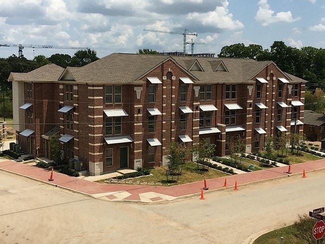 Building Photo - 300 Spruce St