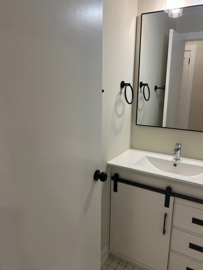 Building Photo - 10381 Dearlove Rd