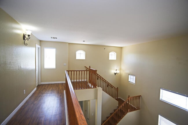 Building Photo - 512 E Rainbow Dr