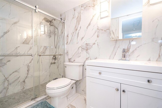 Building Photo - 3140 S Ocean Dr