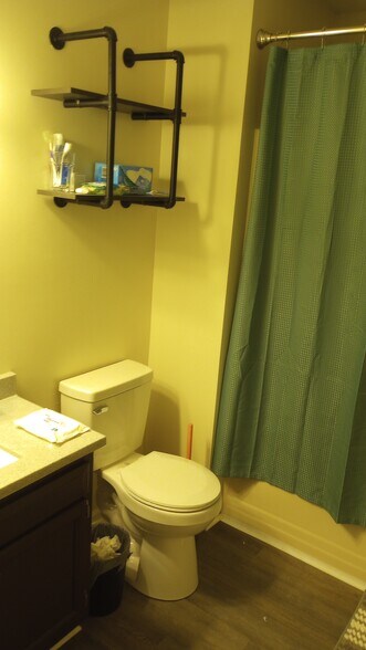 Bathroom Picture 3 - 15 S Shafer St