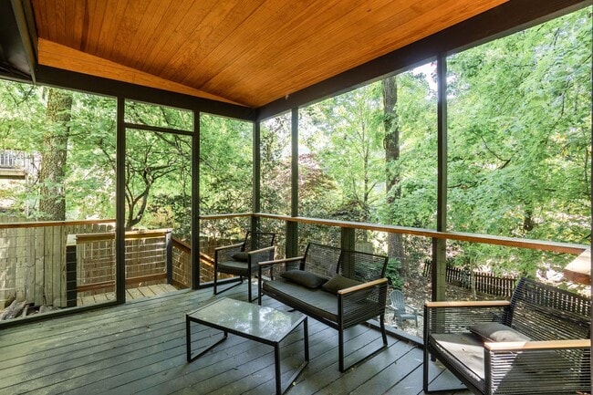 Building Photo - Ultra Modern Three Bedroom Home!