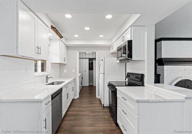 Building Photo - 2479 Ivanhoe Dr