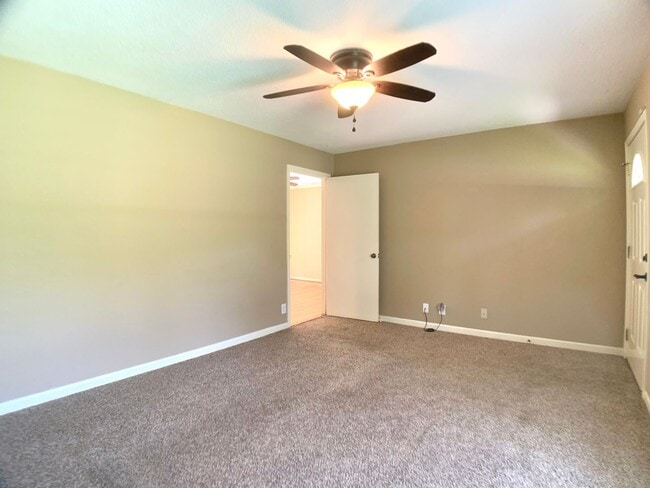 Building Photo - 339 Lake Ct Dr
